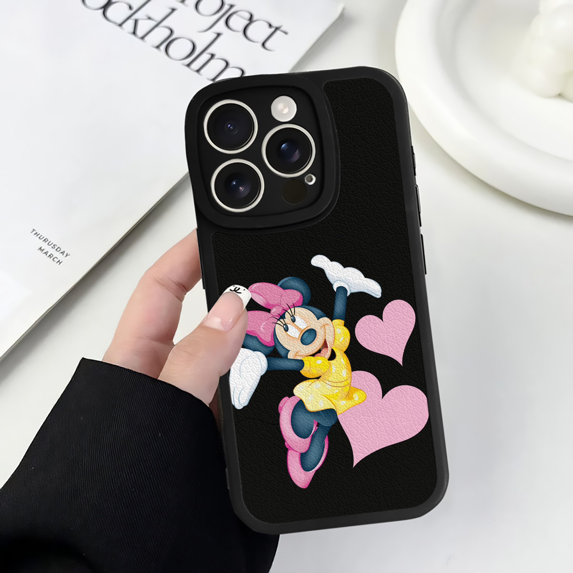 （画像用） ミッキーマウス Mickey Mouse 【iPhone 16シリーズ対応】シリコンスマホケース（レザー調） 材質：シリコン